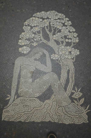 Thermes Art Déco - Femme sous un arbre, songeuse