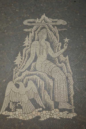 Thermes Art Déco - Femme et aigle au pied d'une montage