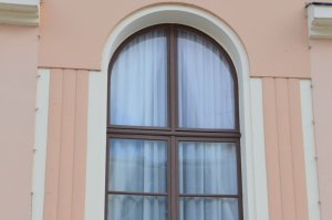 Bâtiment Années 40 - Une fenêtre avec arrondi, qui s'éloigne assez nettement du style Art Déco