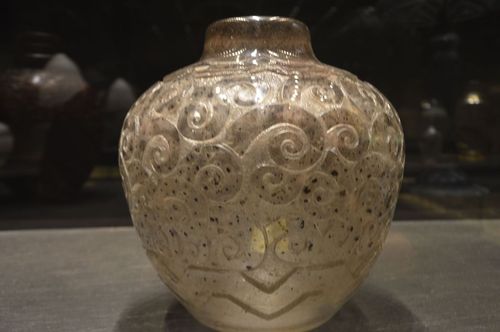Vase à décor de volutes - Vase à décor de volutes, verre soufflé-moulé avec inclusion dioxydes métalliques gravé à l'acide, 1926