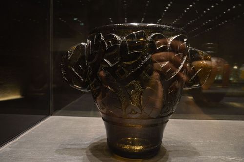 Vase à décor végétal stylisé - Vase à décor végétal stylisé, verre soufflé-moulé gravé à l'acide, anse avec application, 1929