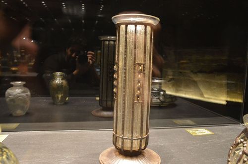 Vase cylindrique à monture métallique - Vase cylindrique à monture métallique, verre soufflé dans l'armature en fer forgé gravé à l'acide, 1925