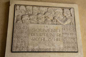 Monument aux morts - Plaque en souvenir des 41RL, 241RL, 410RL et 75 RIT