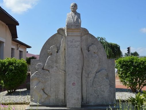 Sculpture Au docteur Carrier (1899-1943) assassiné parla Gestapo le 29 novembre