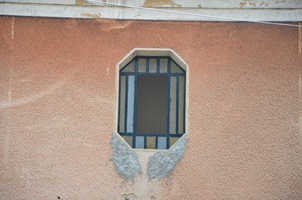 Maison Art Déco - Fenêtre hexagonale d'une maison abandonnée, rue Emile Zola